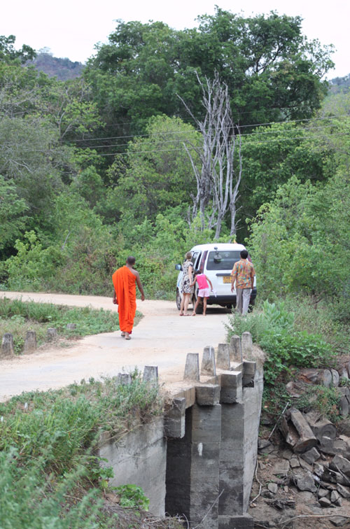 Visit Buduruwagala Ancient Temple COOL THINGS TO DO